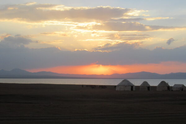 Posta de sol en el llac Son-Kul (Kyrguistan)